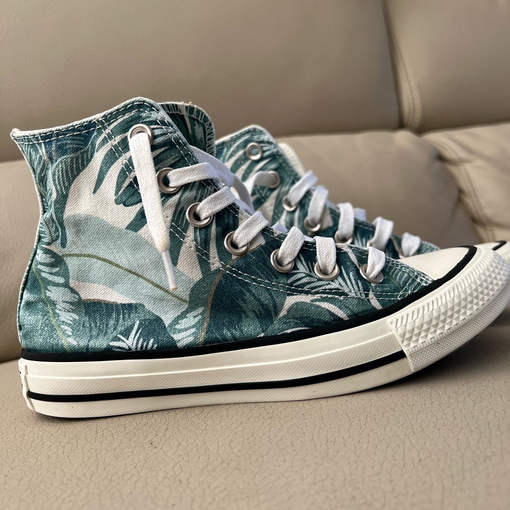 Converse women’s size 5